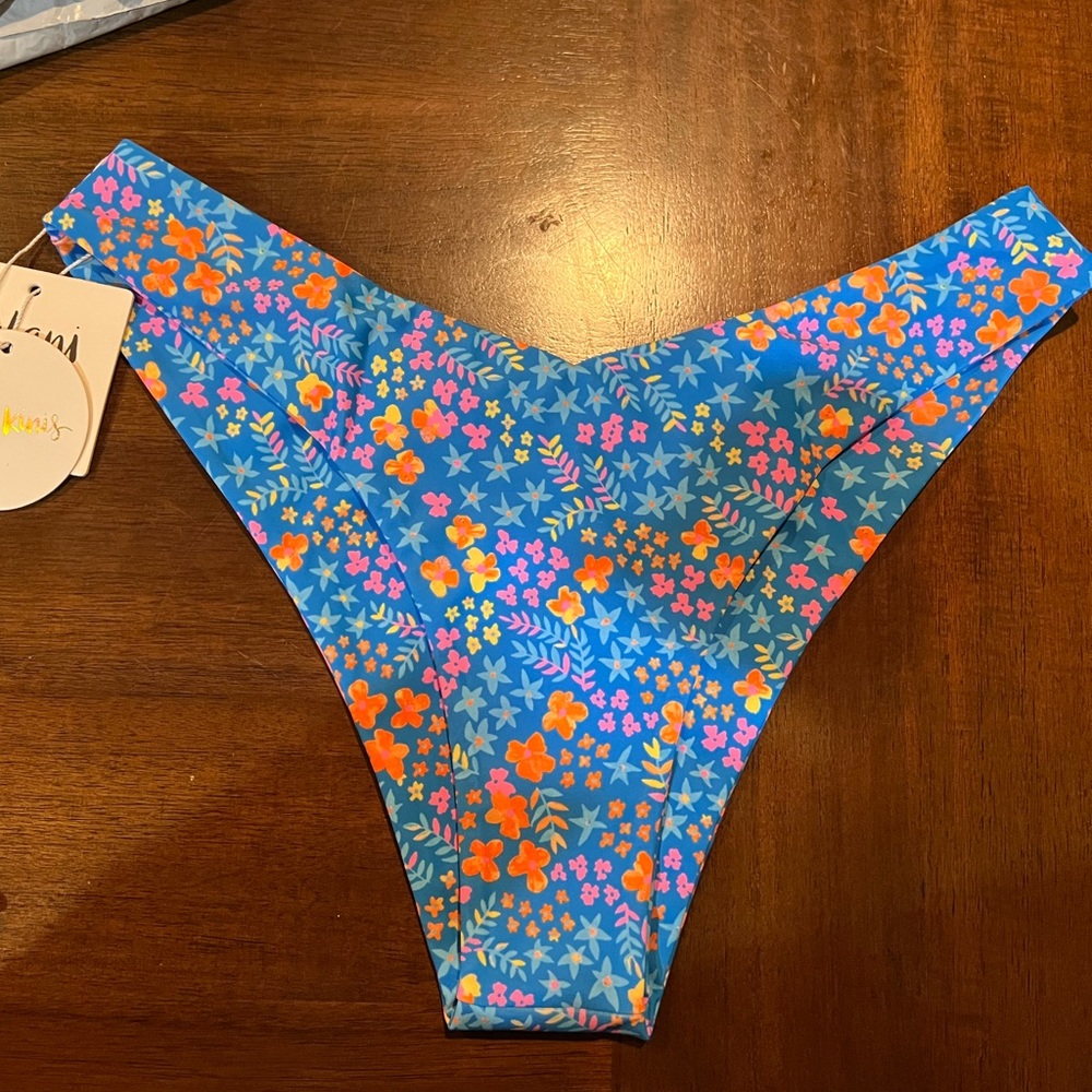 Kulani Kinis bottom